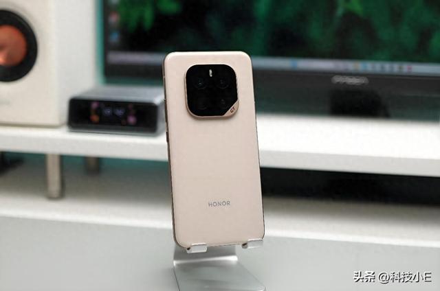 16GB+512GB，10月可“闭眼入手”的荣耀手机，跑分340万+7200mAH