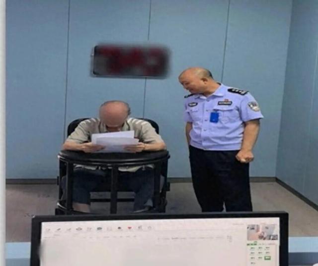 公安部A级通缉犯在狱中被揪出，隐瞒13年身份曝光：涉嫌贩卖毒品7500余克	，妻儿出现让其卸下伪装