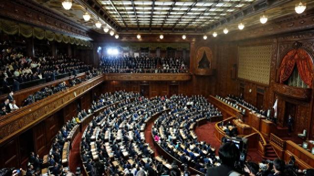 日本众议院60年首次在国会例会开幕日解散，高市为在支持率下滑前锁定议席？