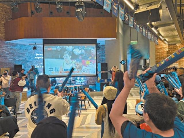 北京北汽男篮球迷相聚首钢园“云主场” 第二现场观赛点燃消费热情