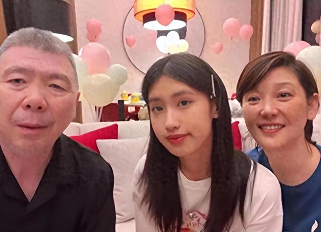 演都不演了！离婚谣言澄清后，冯小刚亲手撕下徐帆的“体面	”