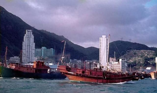 1996年，他与董建华竞选特首失败，没想到，却成了香港头号包租公