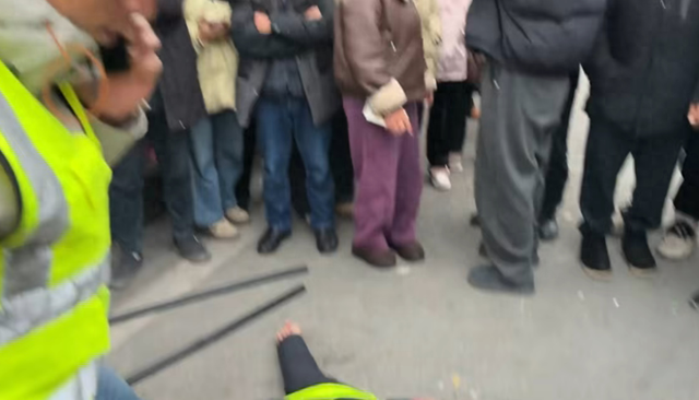 家长参与护学岗时突然倒地，送医急救；张家界永定区教育局：正牵头处置，会发通报