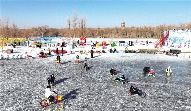 金塔沙漠胡杨林景区冰雪嘉年华游人如织