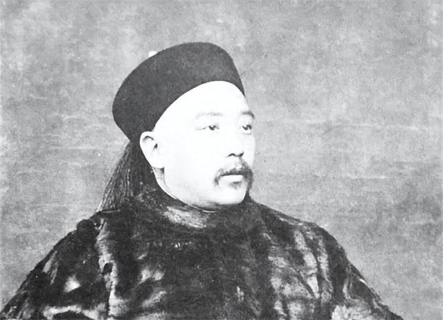 八路军骑兵连清点战利品，发现两头不知名怪物；首长说：这是奶牛