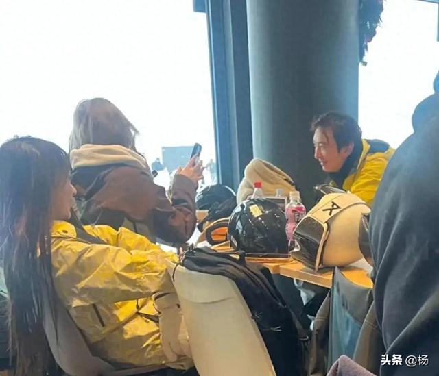 37岁王思聪日本滑雪场现身！五位美女同行个个窈窕，越活越年轻了