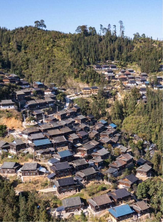 从江：民居落山脊 苗寨入画来