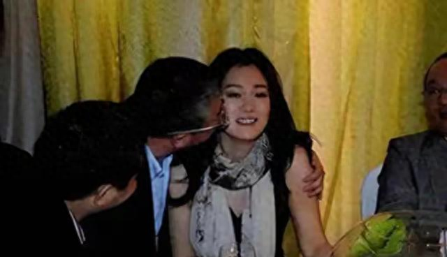 陪玩陪睡根本不够！集体开嫖、目无王法、舔手指，阴暗面藏不住了