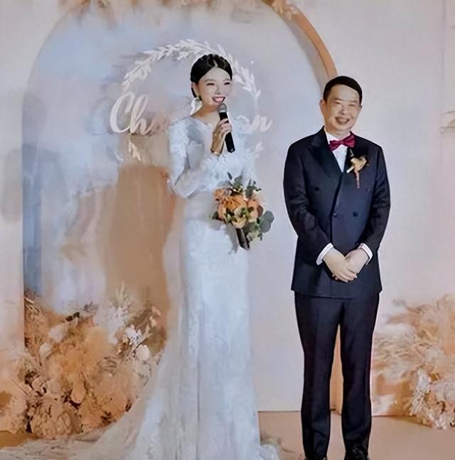 63岁矿老板妻子离世，次年娶38岁模特	，5年过去，如今二人怎样