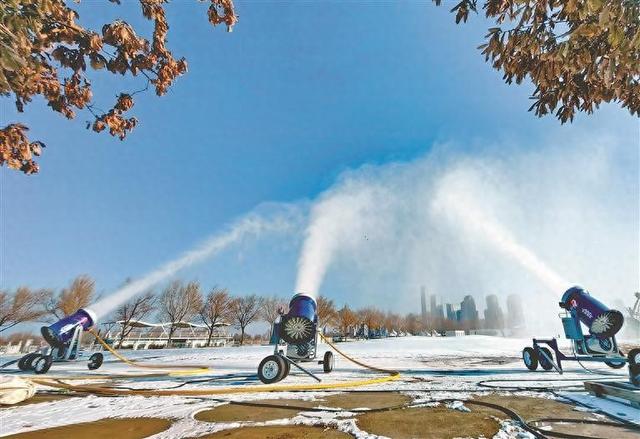 哈尔滨：江畔景区造雪忙