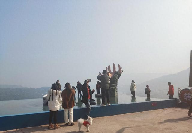 重庆又一个洋人街，春节游人如织，天空之镜成网红