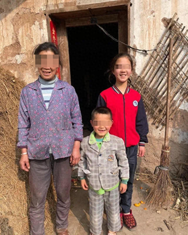 11年前夫妇车祸遇难，母亲腹中胎儿被挤压而出生还	，“奇迹宝宝”家庭再起波澜：姐姐称奶奶不给生活费，奶奶称姐姐乱花钱；村委会介入