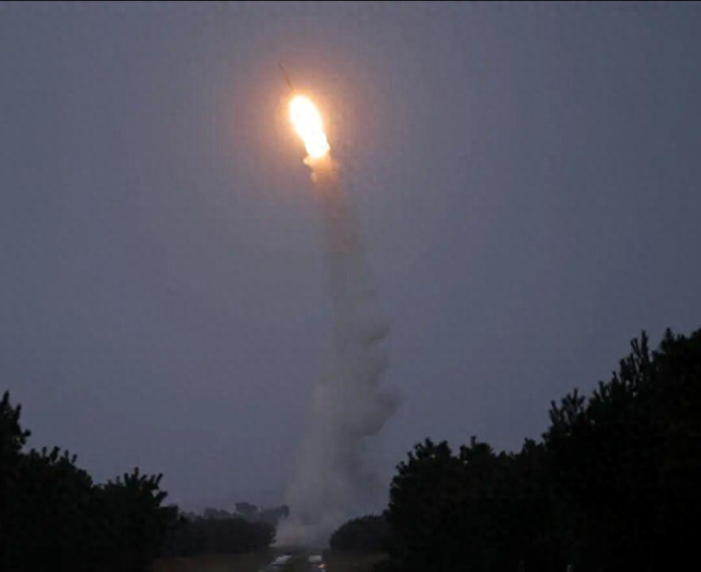 朝鲜出手了，金正恩亲临现场，一颗导弹砸向日本海，高市早苗傻眼