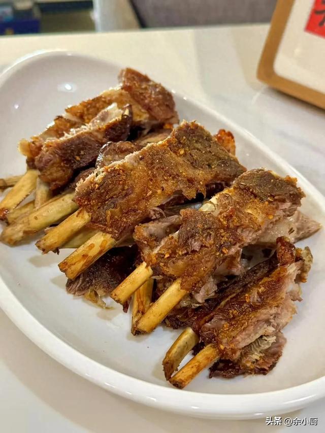 厨房炒菜配料的使用技巧与秘诀（厨房调料用不对白放10 种常用调料用法窍门）