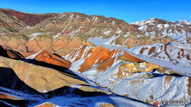 冬日限定！昌吉百里丹霞披上“三色纱衣”，红绿白交织宛如大地油画