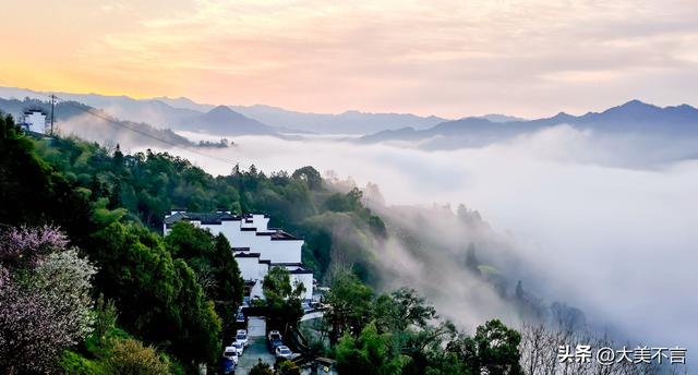 徽州春行：云漫花田，烟笼古村