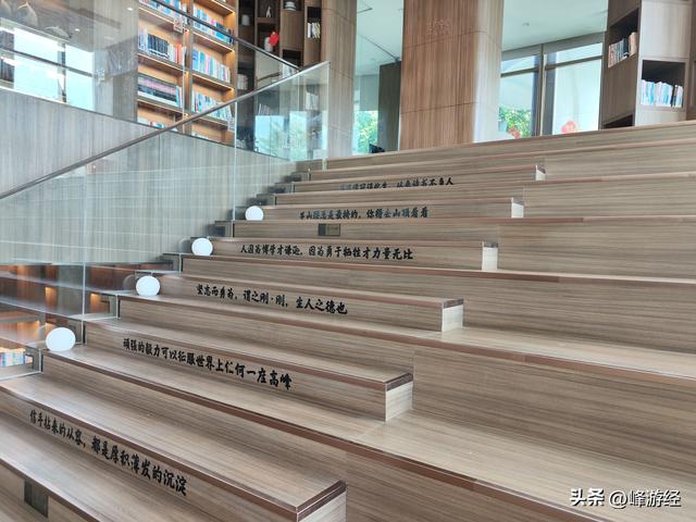 还以为是售楼部其实就是，在北海巴川图书馆中沉迷