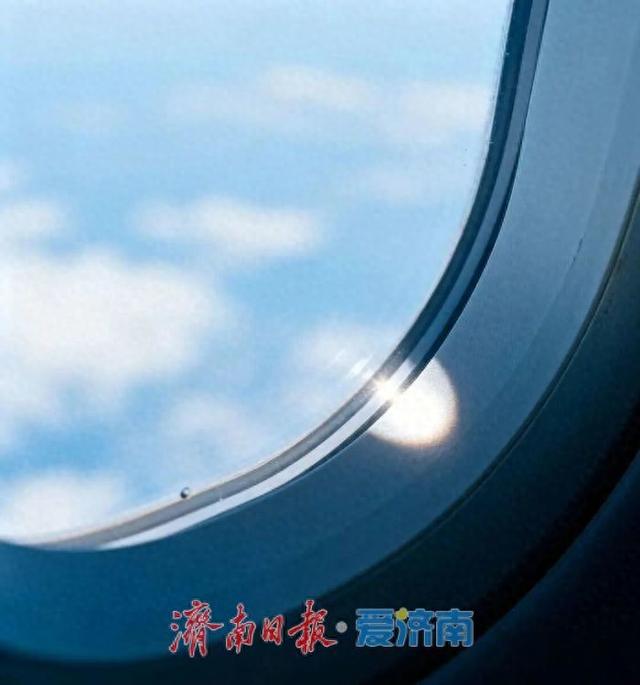 飞机舷窗上为什么会有个小孔？