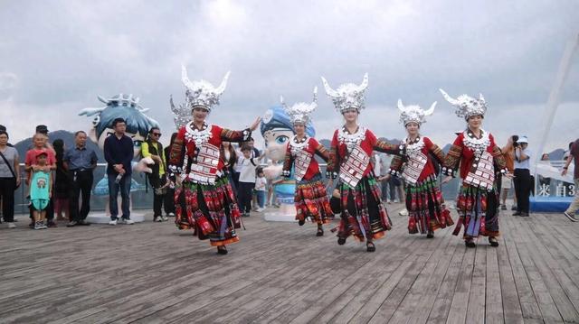 【山水黔南多奇幻】国庆旅游消费市场火爆，平塘“旅游饭”越吃越香
