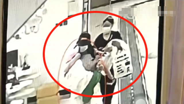 男童被邻居抓走打针后续：警方立案，妈妈拒和解被威胁，细节曝光