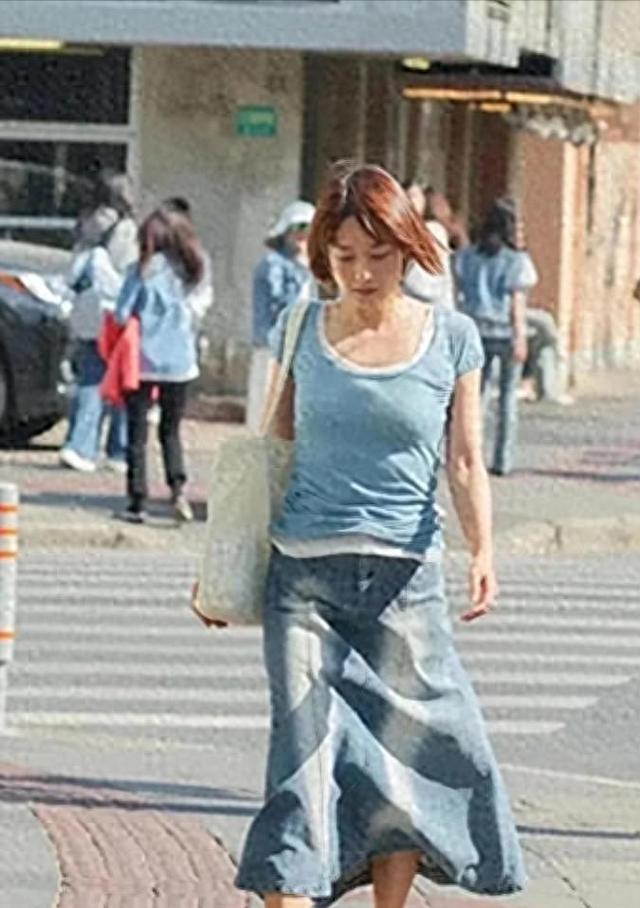 马伊琍都要五十了，这松弛感一般人真比不了	，大上海的靓女