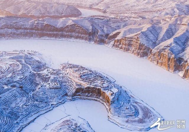 长城“牵手”黄河！偏关老牛湾大雪刷屏