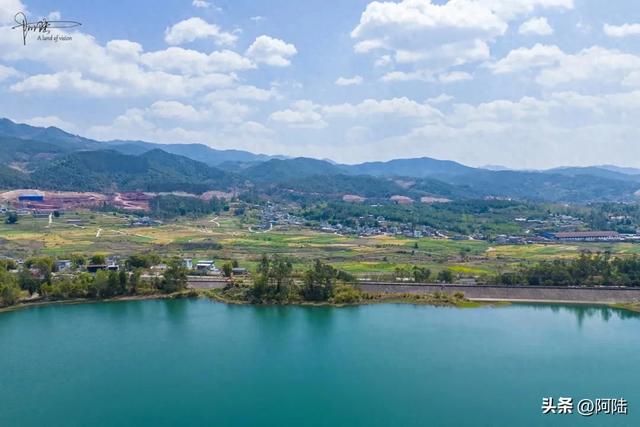 俯瞰大理郊外的乡村田园,胜似江南还多几分野性,美得让人心醉