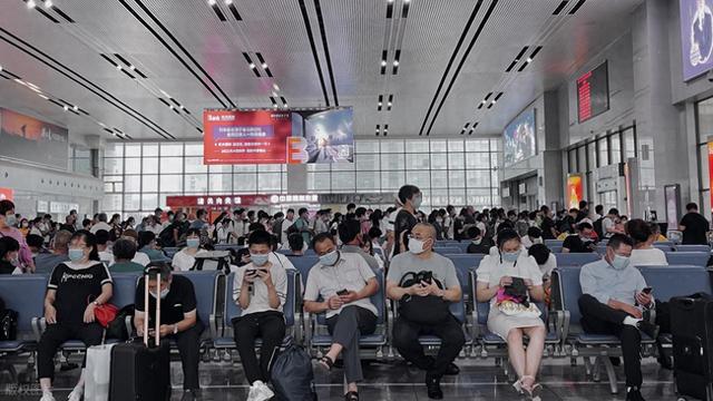 清明2.96亿人次出门：不再挤名山大川，县城反向游成了香饽饽