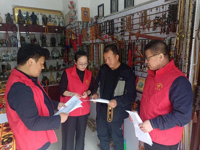 法门寺博物馆开展“文明旅游 诚信经营”宣传志愿服活动  “您好，这是文明旅游诚信经营倡议书，请你学习一下”。