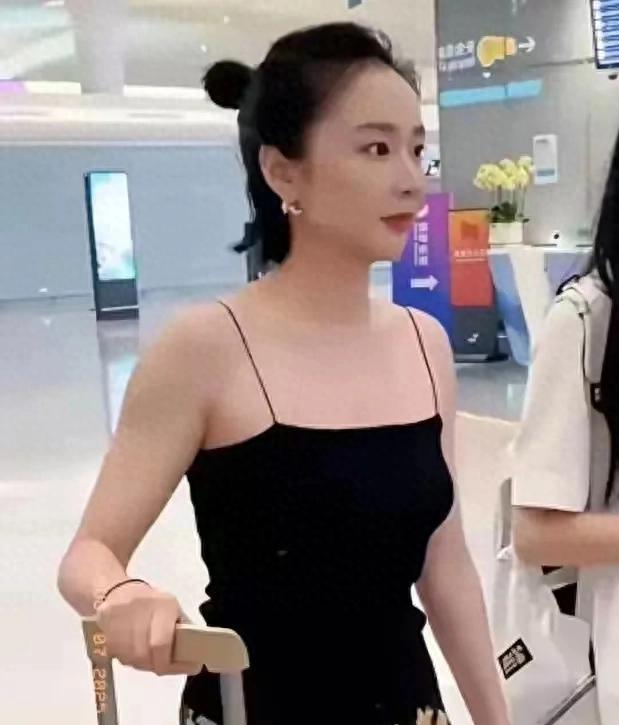惊了！高叶机场造型太敢穿，黑吊带配花裤“大嫂”范直接溢出屏幕​