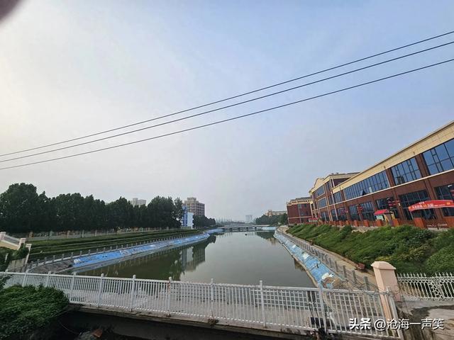 请河南新郑的朋友猜一猜这是哪里？湖水，体育场，机器人融为一体