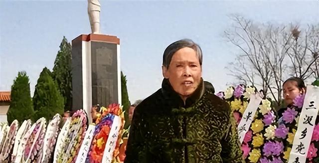 北京一老人去世，养女被遗物吓得求助政府，揭开了隐藏60年的秘密