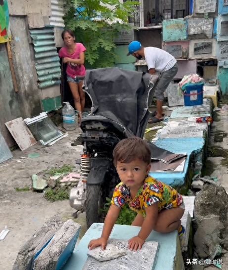 探秘菲律宾墓地贫民窟：孩子出生在坟墓 人和棺材朝夕相处 白骨露天