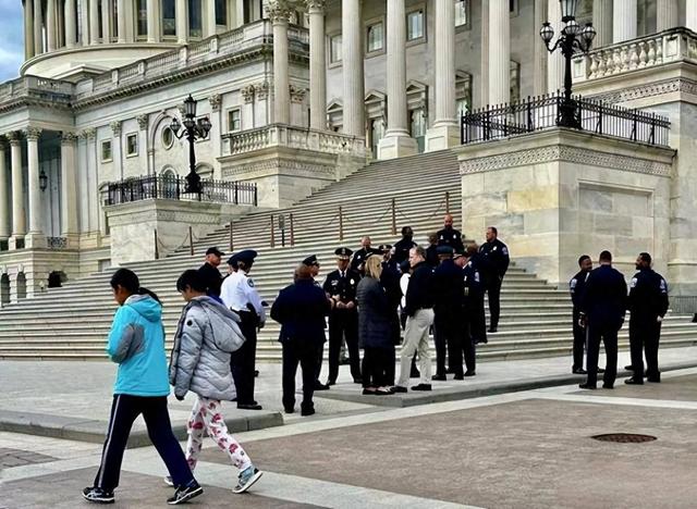 惨！美国政府关门36天破纪录，80万雇员无奈跑外卖，美股要崩了？