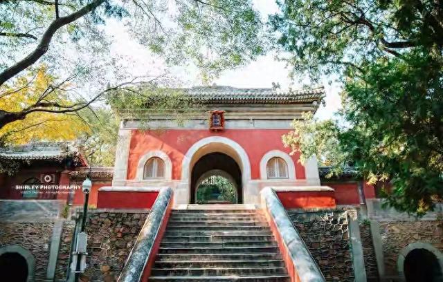 北京罕见三朝皇家寺院，公认风水宝地	，难怪魏忠贤与乾隆一起看上
