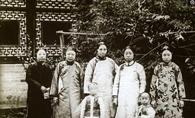 1906年，一位清朝女子自愿脱下衣服，让洋人拍下这组裸体照片