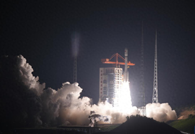 比星链还急？中国低轨卫星23天5颗还不够，2029年必须部署1300颗