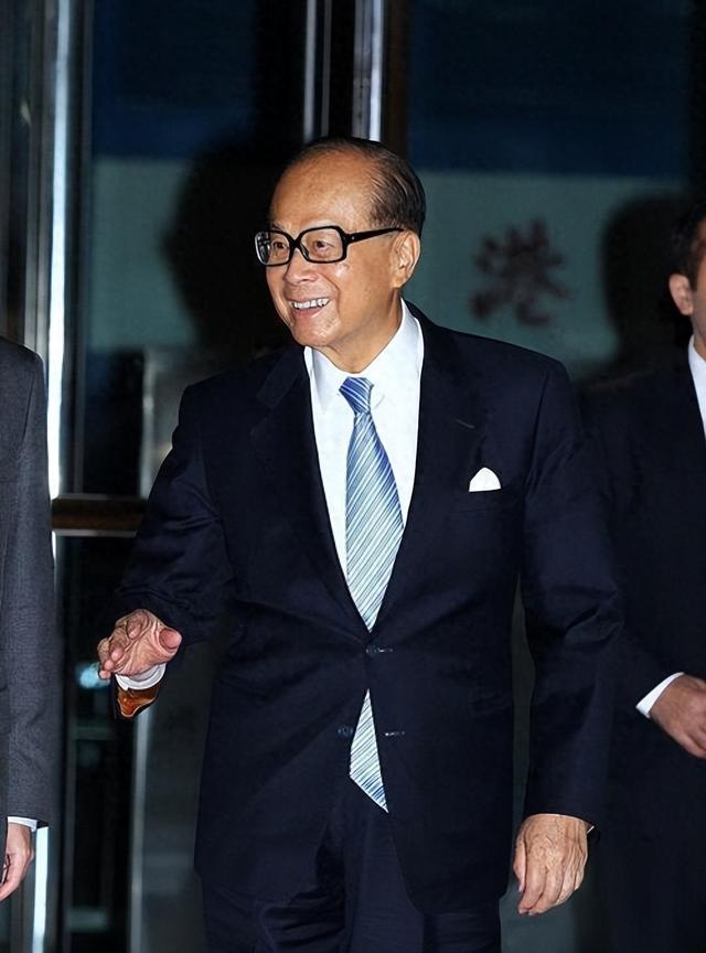 2909亿身家有何用？97岁的李嘉诚无力回天，两个60岁儿子已成心病