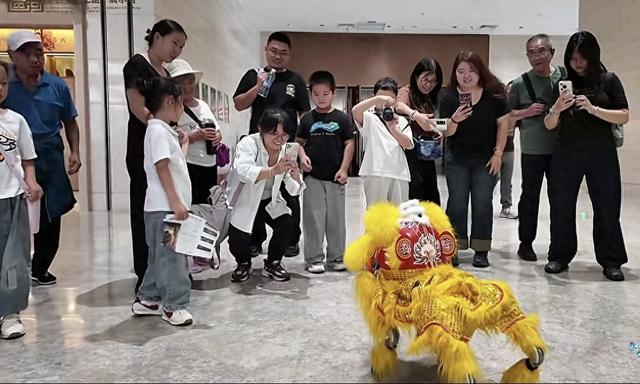 “迷你版小舞狮”萌翻游客