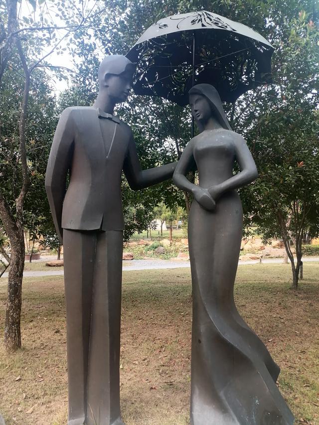 邻居争吃肥肉	，被美妻一锅铲打破了头