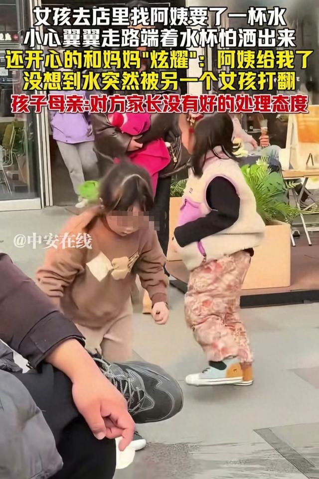 女孩打翻水杯后续：母亲正脸被扒，疑出言反驳网友，丢人丢到国外