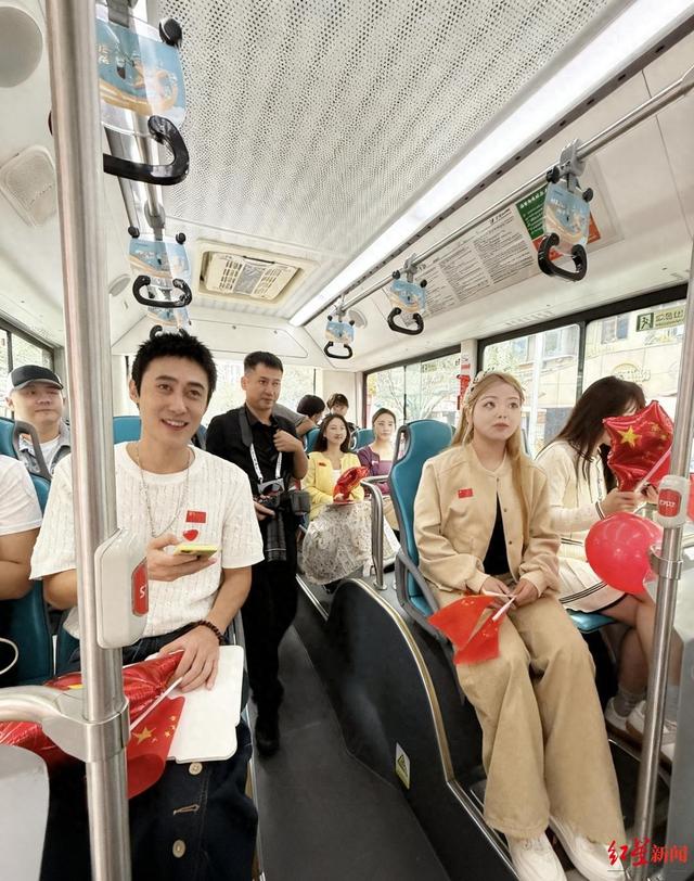 音乐巴士巡游、街头音乐快闪、市民“大家唱”……来成都玉林，把爱唱给祖国听