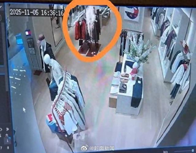 女子在重庆一商场点燃衣服，火灾未造成伤亡，涉事店铺已恢复正常运营，当地警方已介入