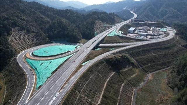 一脚油门跨山海，从南山牧场的清风，到桂林山水的温柔