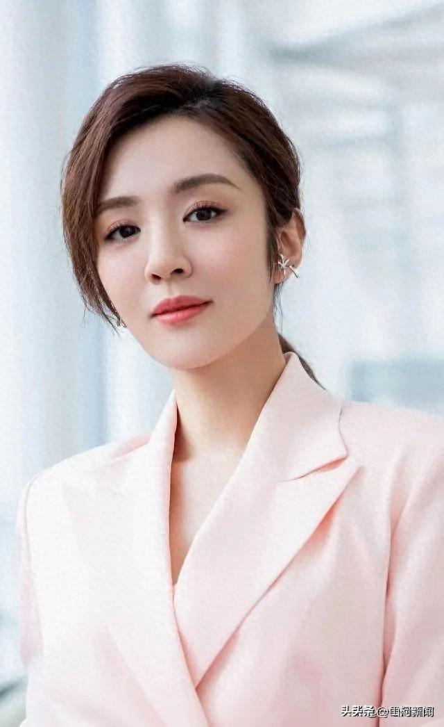 能把胡歌亲到吐，把张嘉译的嘴亲到肿，“吻戏一姐”不是白叫的