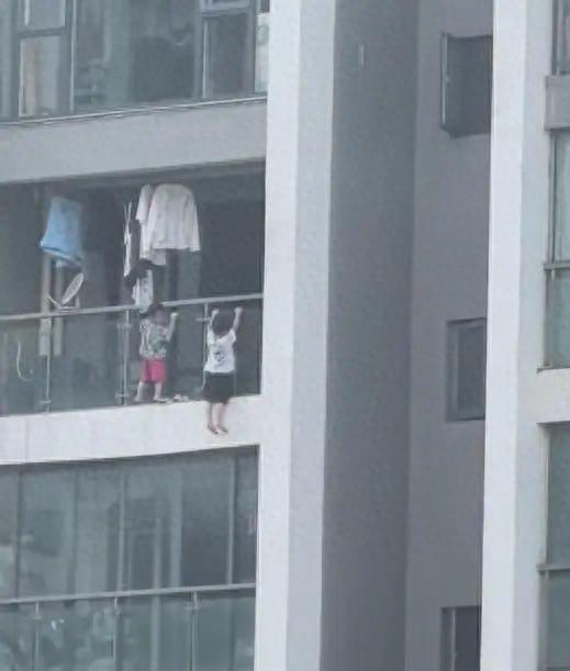 贵州2名幼童翻出13层阳台外玩“引体向上”，双脚悬空，当地街道办：家中当时没有大人，已联系家长