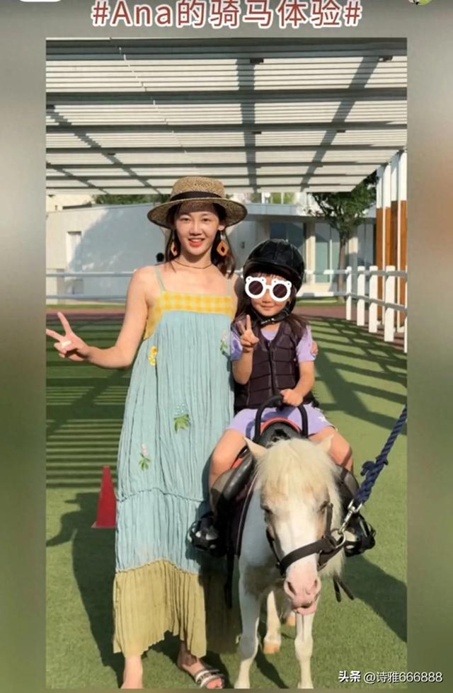 郑恺和苗苗暑假带儿女去阿那亚旅游，一家人幸福感都溢出屏幕了！