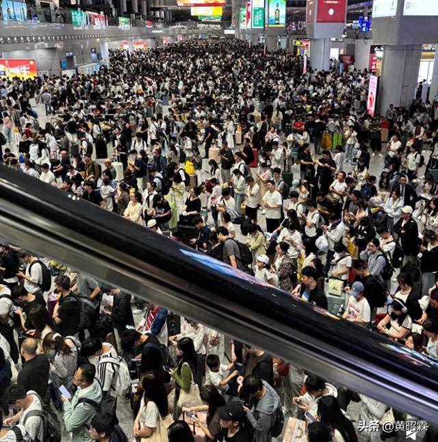 上海、南京——“沦陷”！网友：走了2亿人又来了3亿人