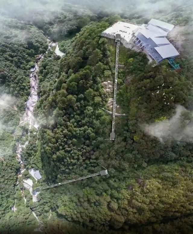 云南首台斜行电梯“落地”大理