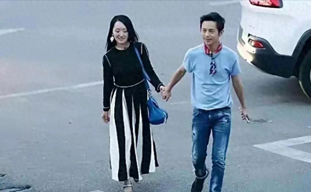 51岁的何炅，牵手54岁的杨钰莹，年过半百的俩人，画面温馨